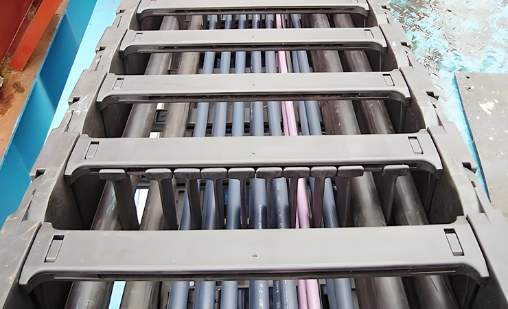 Se deben organizar cables m&aacute;s peque&ntilde;os en el centro 