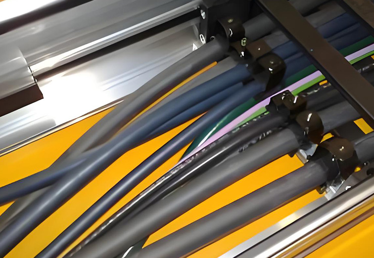 La longitud del cable dentro de la cadena de arrastre